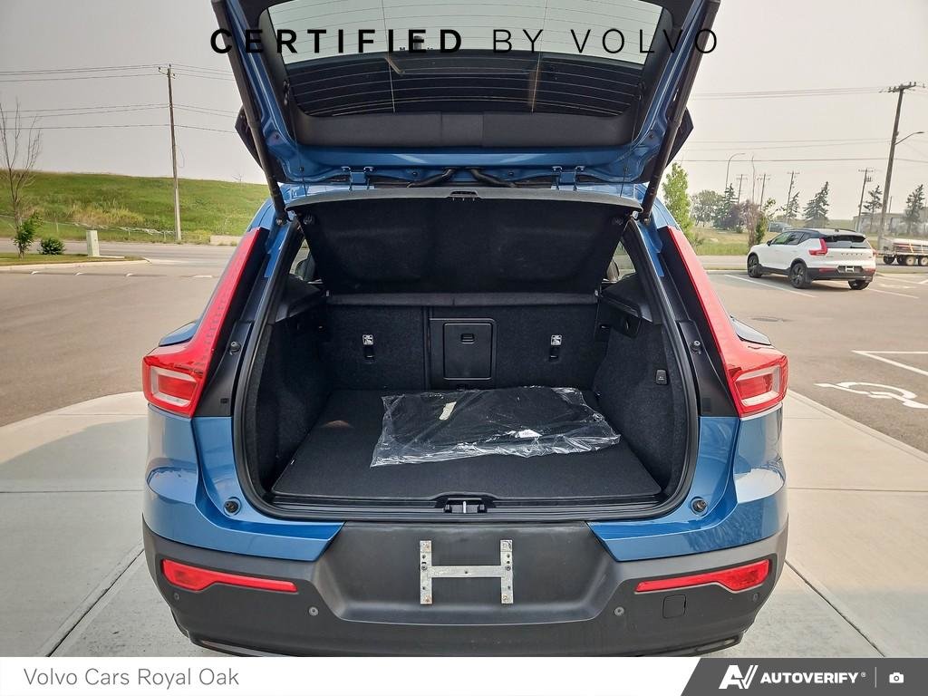 2023 Volvo XC40 Ultimate Dark Theme-11