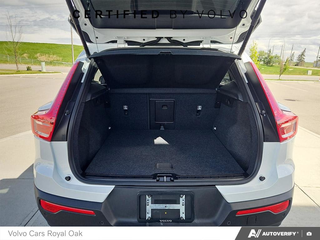 2024 Volvo XC40 Core Dark Theme-11
