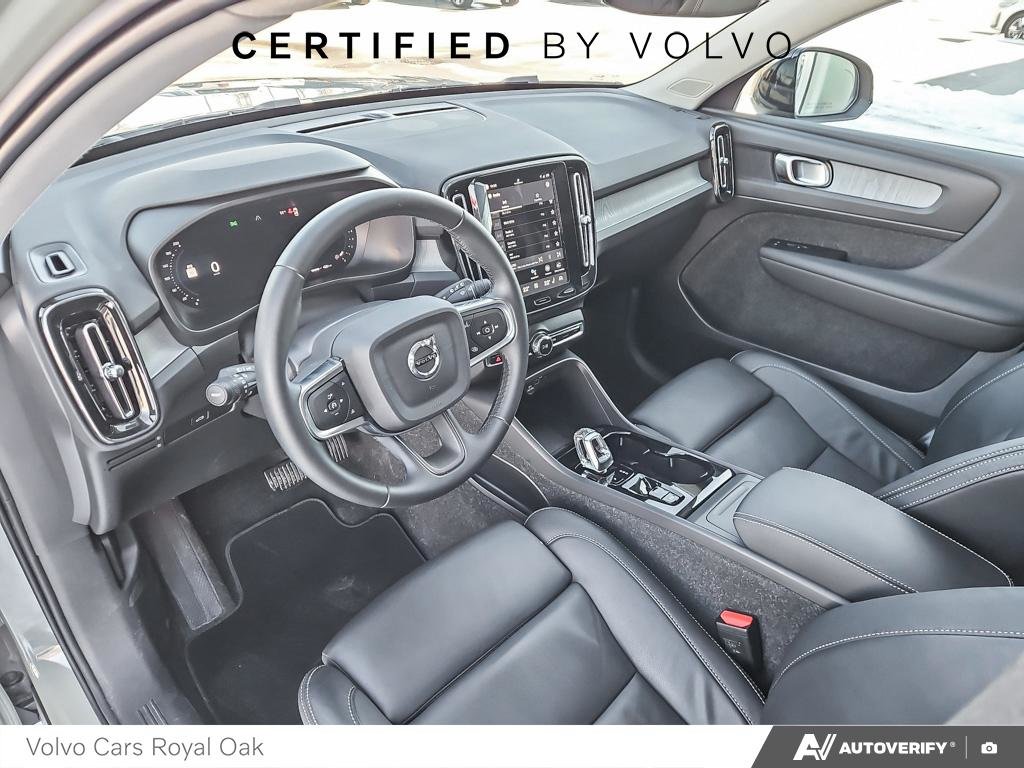 2025 Volvo XC40 Plus Dark Theme-12