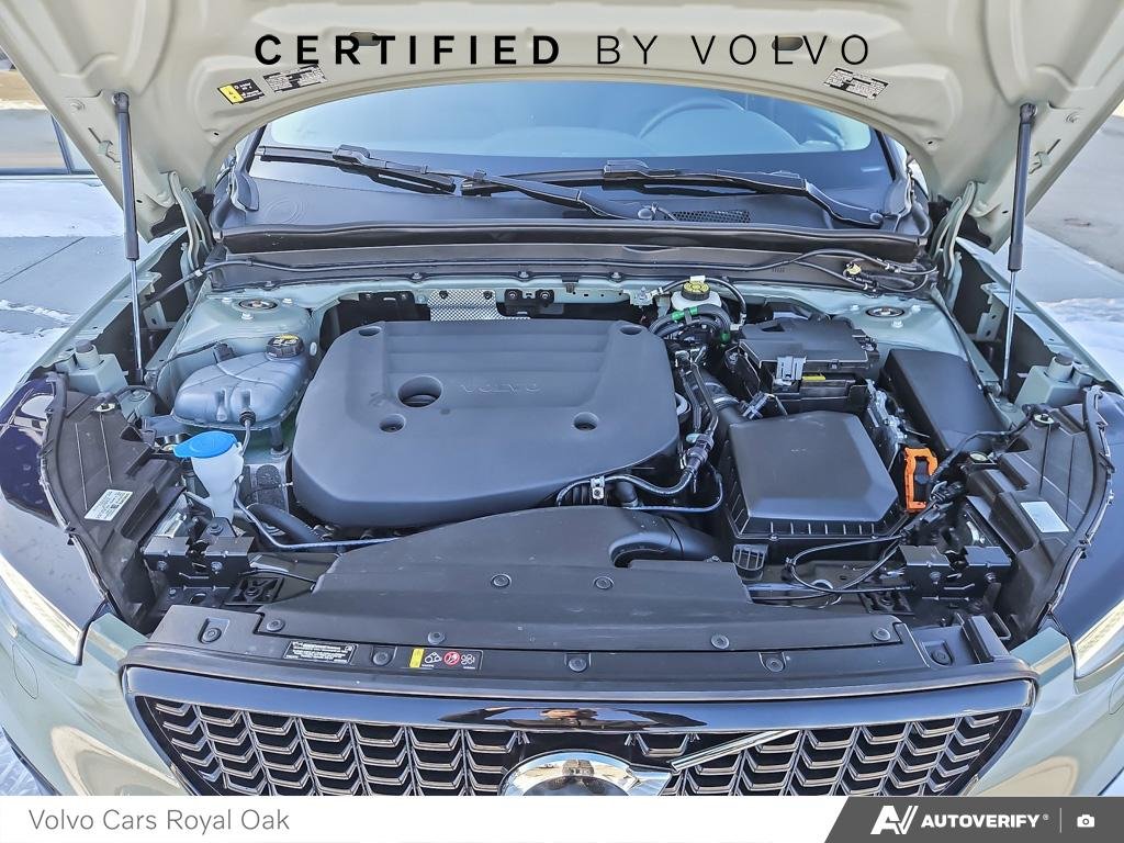 2025 Volvo XC40 Plus Dark Theme-9