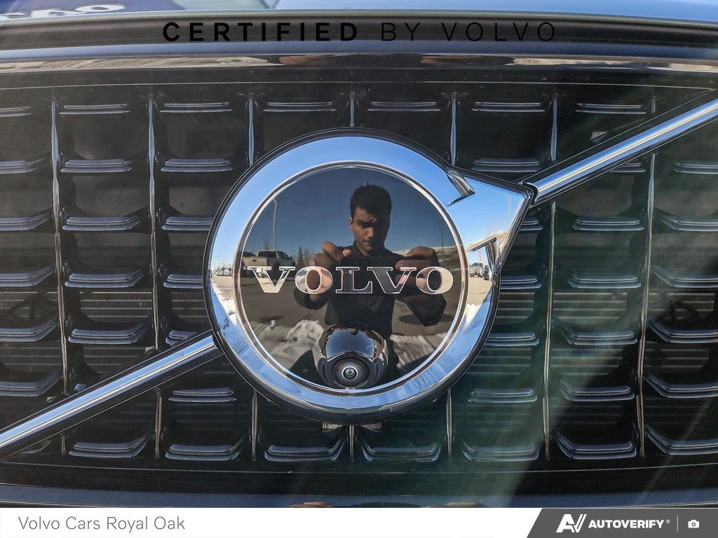 2025 Volvo XC40 Plus Dark Theme-8