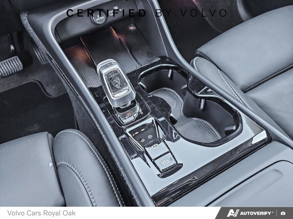 2025 Volvo XC40 Plus Dark Theme-17