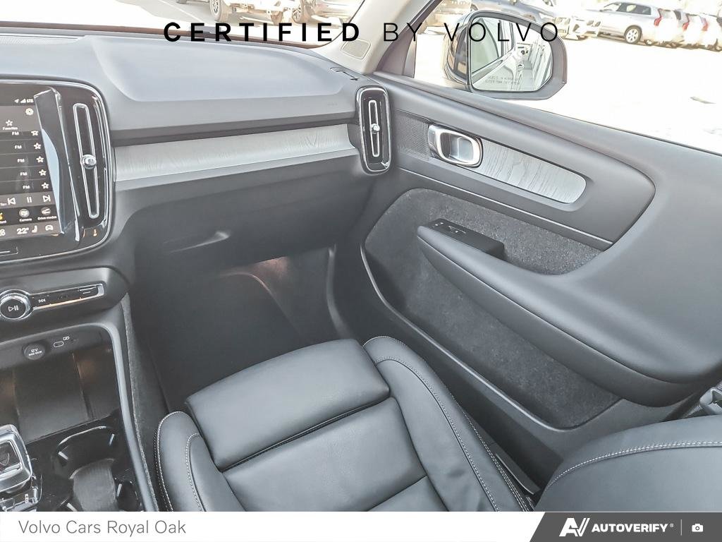 2025 Volvo XC40 Plus Dark Theme-24