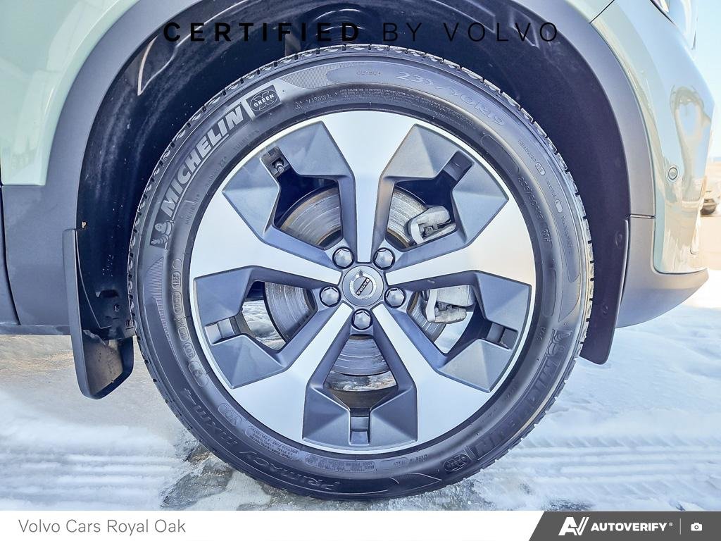 2025 Volvo XC40 Plus Dark Theme-5