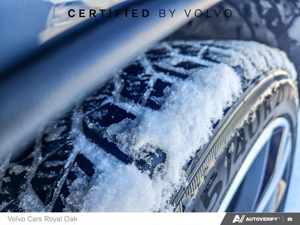 2025 Volvo XC60 Plug-In Hybrid Ultra Dark Theme-6