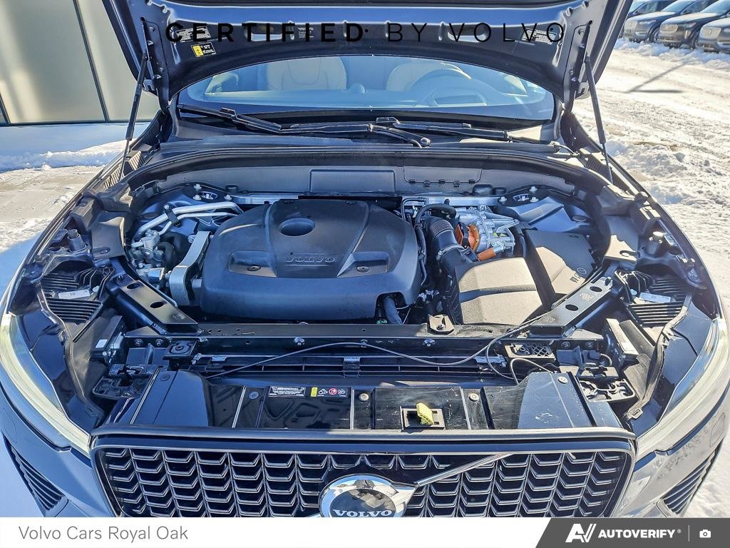 2025 Volvo XC60 Plug-In Hybrid Ultra Dark Theme-9