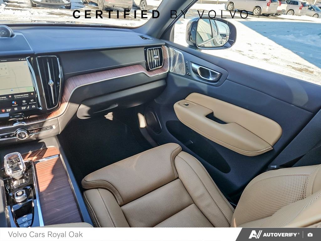 2025 Volvo XC60 Plug-In Hybrid Ultra Dark Theme-24