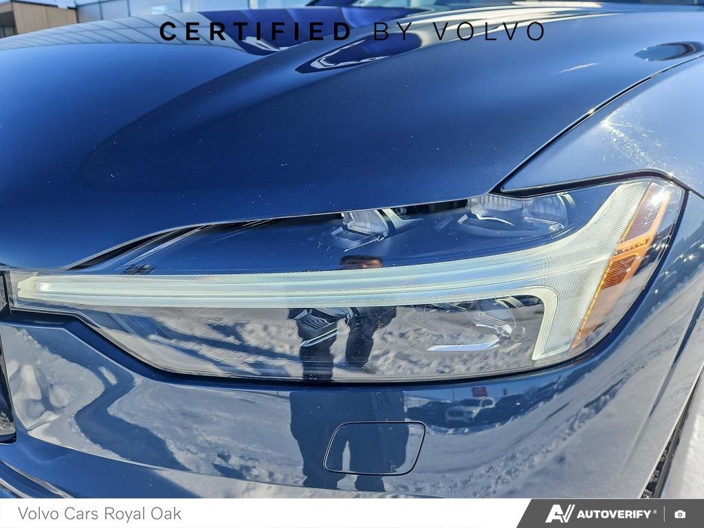 2025 Volvo XC60 Plug-In Hybrid Ultra Dark Theme-7