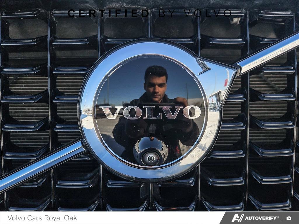 2025 Volvo XC60 Plug-In Hybrid Ultra Dark Theme-8