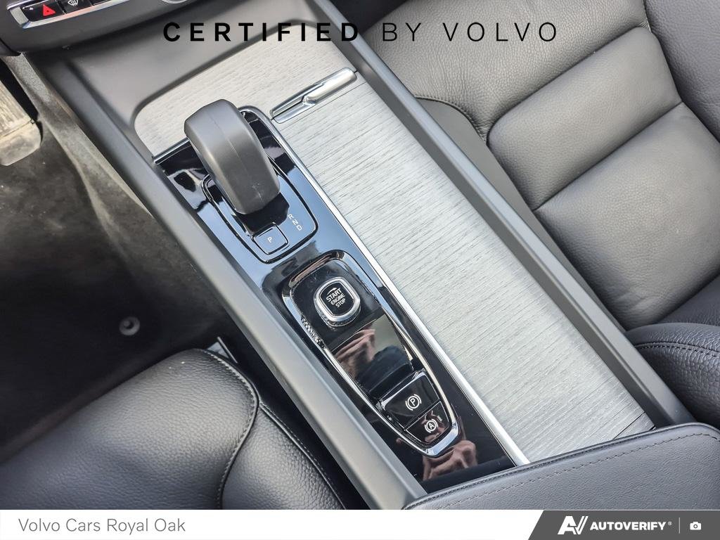 2025 Volvo XC60 Plug-In Hybrid Plus Dark Theme-17