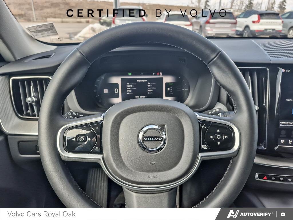 2025 Volvo XC60 Plug-In Hybrid Plus Dark Theme-13