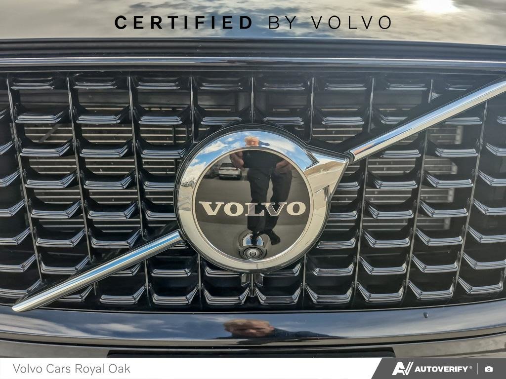 2025 Volvo XC60 Plug-In Hybrid Plus Dark Theme-8