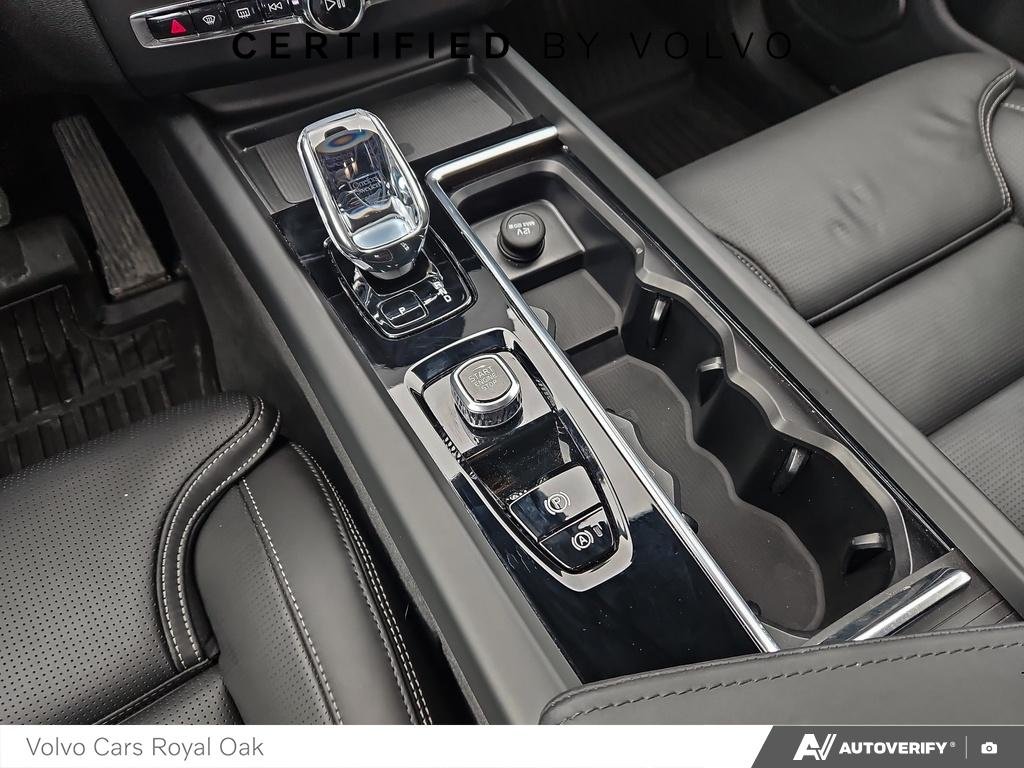 2026 Volvo XC60 Plug-In Hybrid Ultra Black Edition-17
