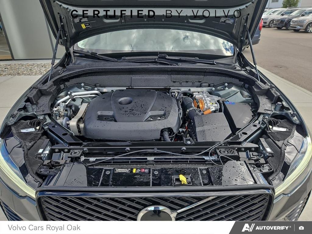 2026 Volvo XC60 Plug-In Hybrid Ultra Dark Theme-9