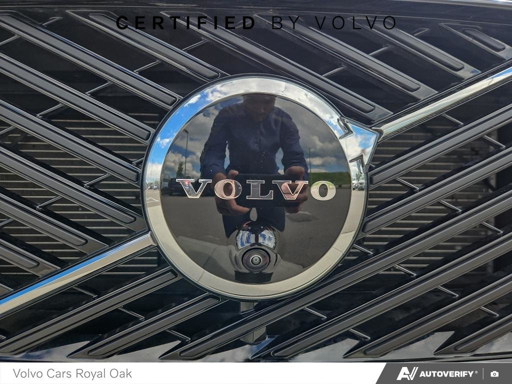 2026 Volvo XC60 Plug-In Hybrid Ultra Dark Theme-8