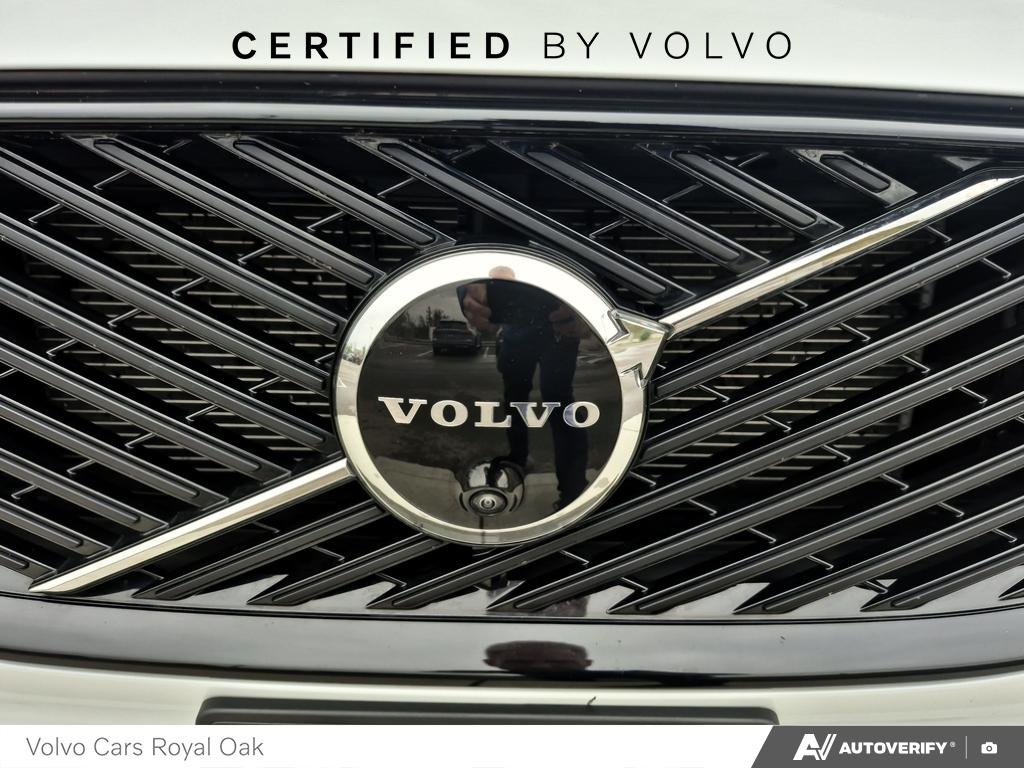 2026 Volvo XC60 Plug-In Hybrid Ultra Dark Theme-8