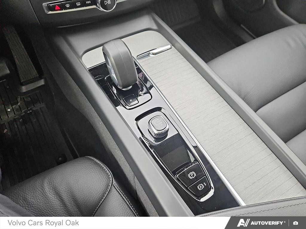 2025 Volvo XC60 Plus Dark Theme-19