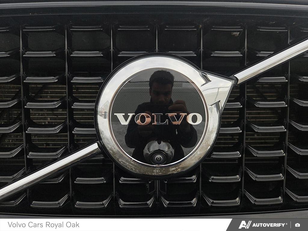 2025 Volvo XC60 Plus Dark Theme-8