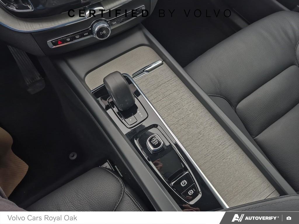 2025 Volvo XC60 Plus Dark Theme-17