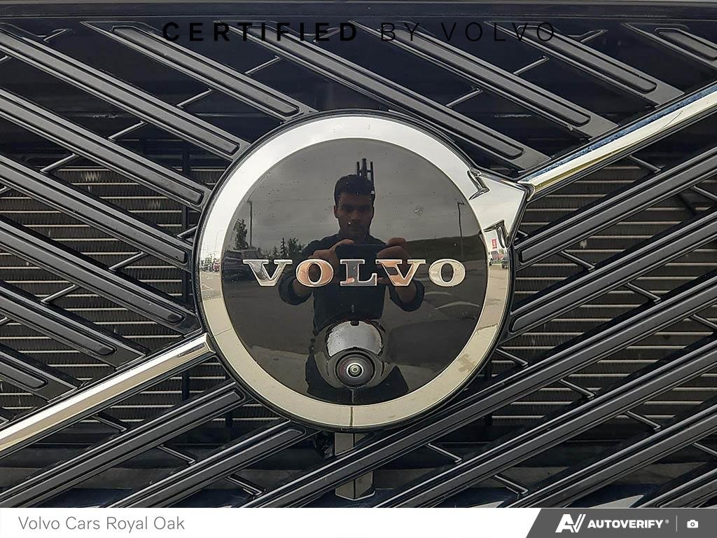 2026 Volvo XC60 Plus Dark Theme-8