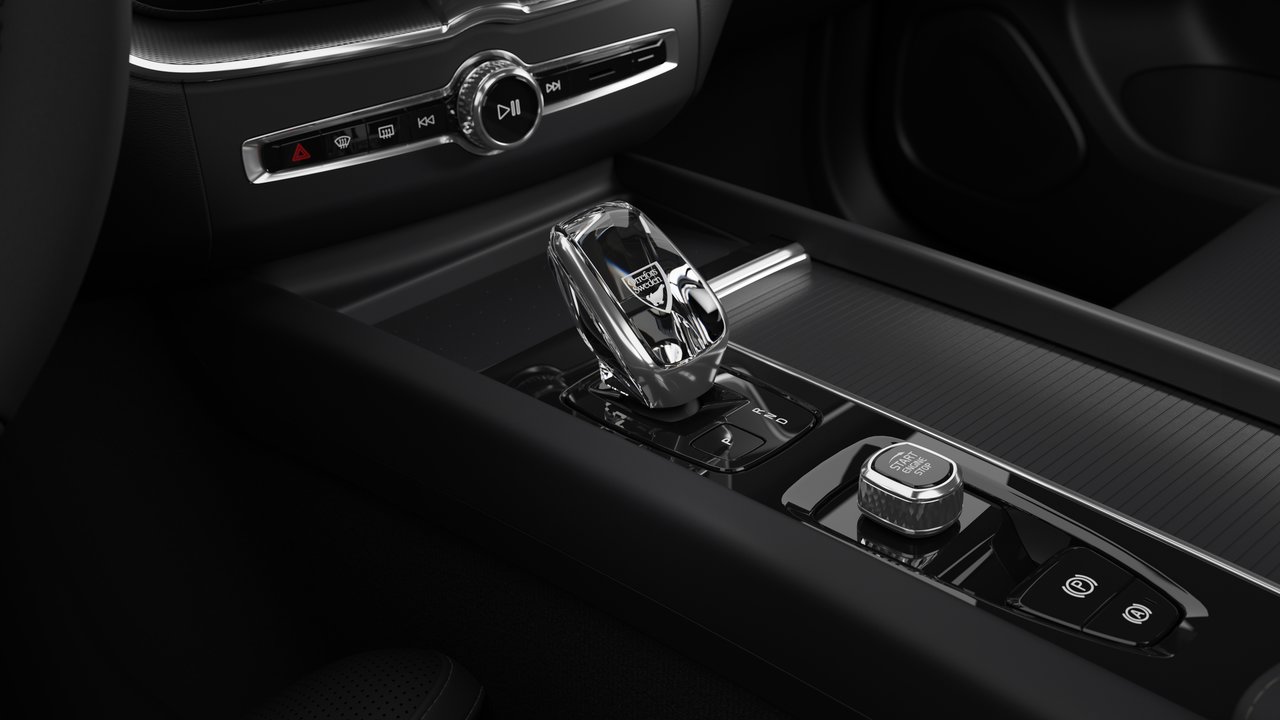 2027 Volvo XC60 Plus Black Edition-10