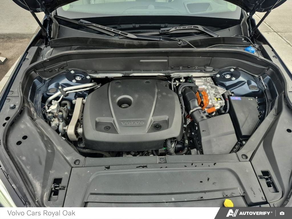 2025 Volvo XC90 Plug-In Hybrid Ultra Bright Theme-9