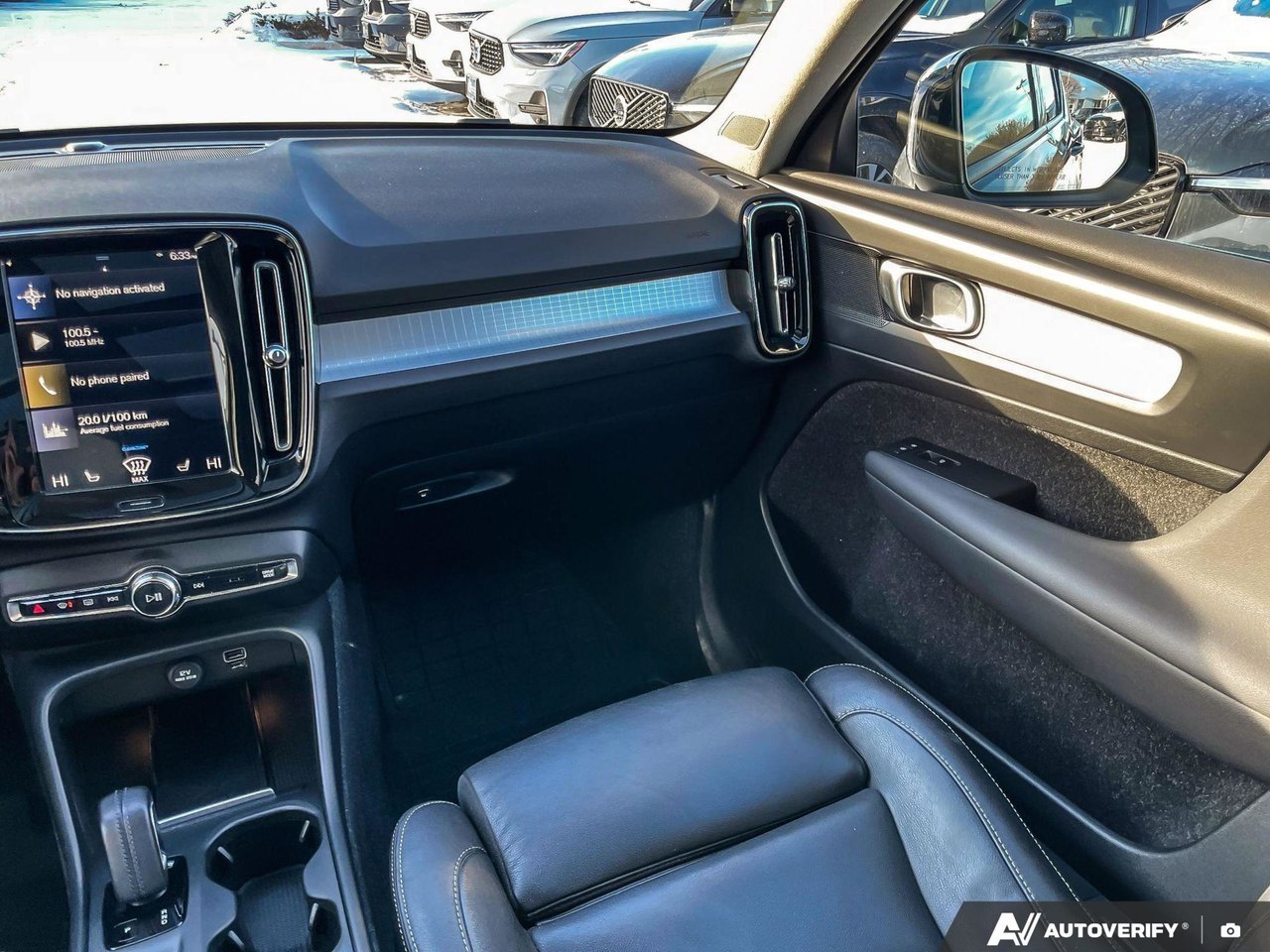 2020 Volvo XC40 Momentum-24