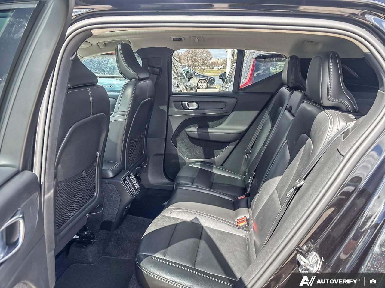 2020 Volvo XC40 Momentum-23