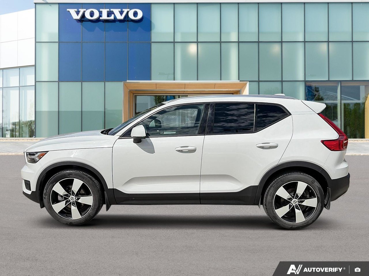 2021 Volvo XC40 Momentum-1