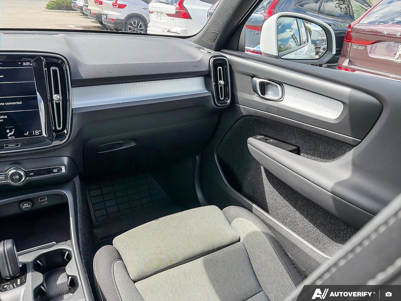 2021 Volvo XC40 Momentum-24