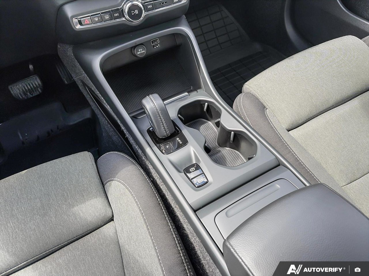 2021 Volvo XC40 Momentum-17