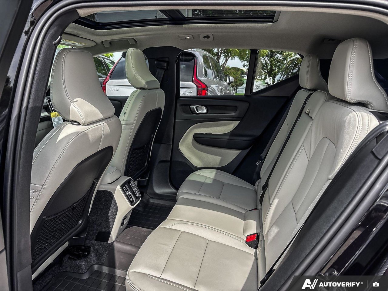 2026 Volvo XC40 Plus Dark Theme-23