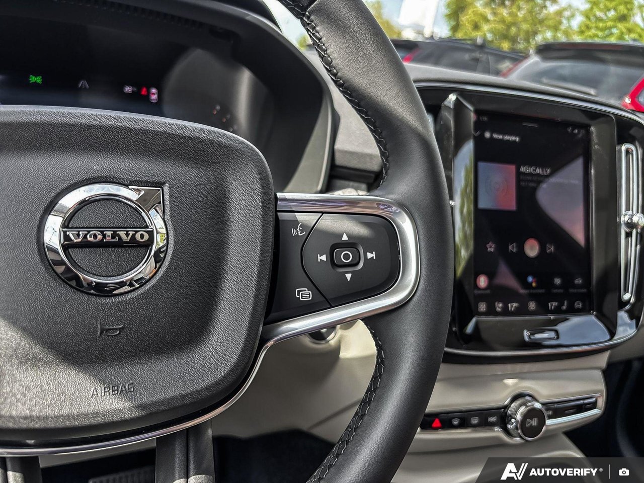 2026 Volvo XC40 Plus Dark Theme-16