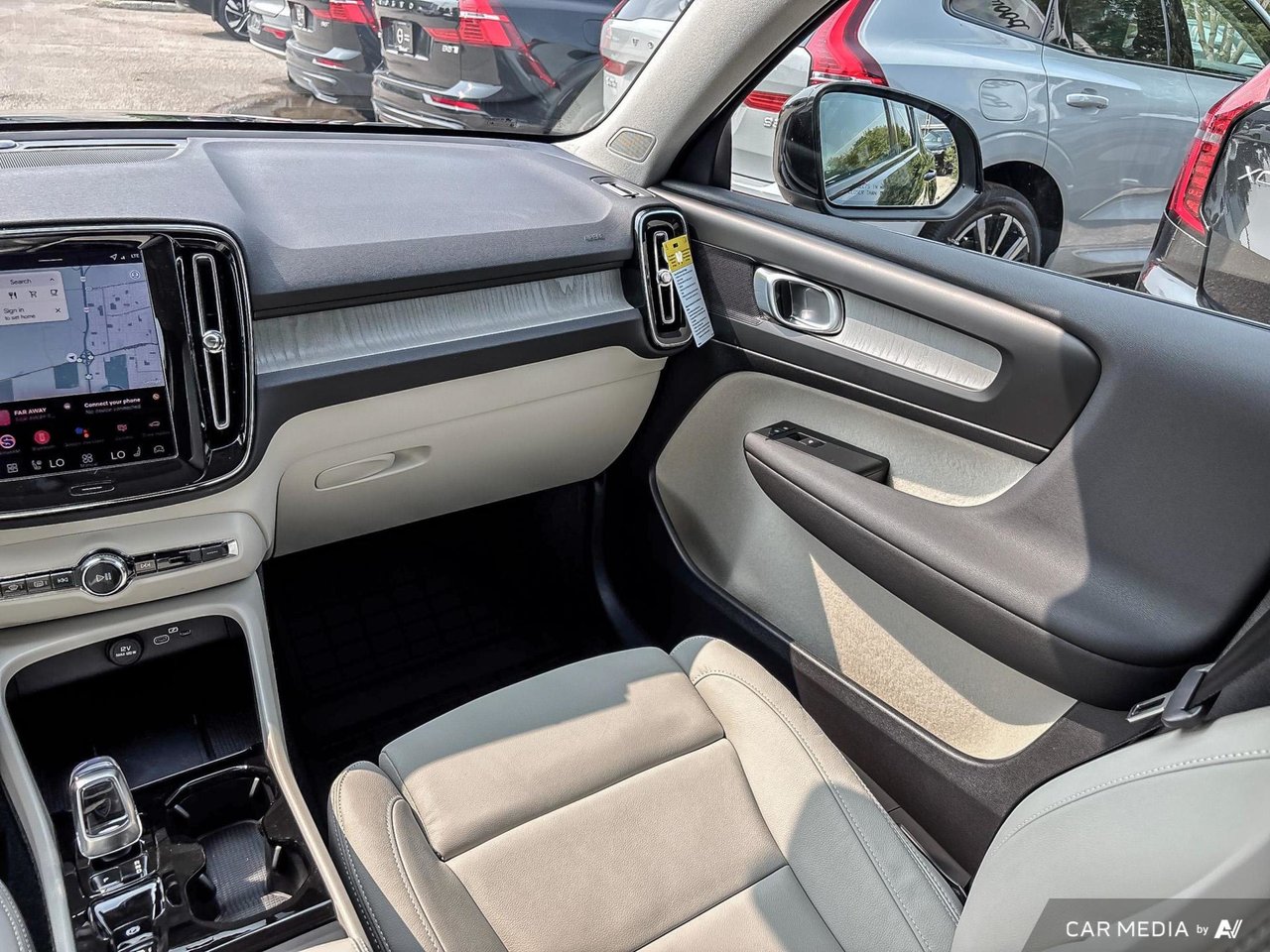 2026 Volvo XC40 Plus Dark Theme-25