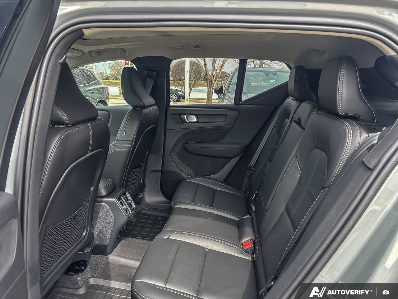 2026 Volvo XC40 Plus Dark Theme-23