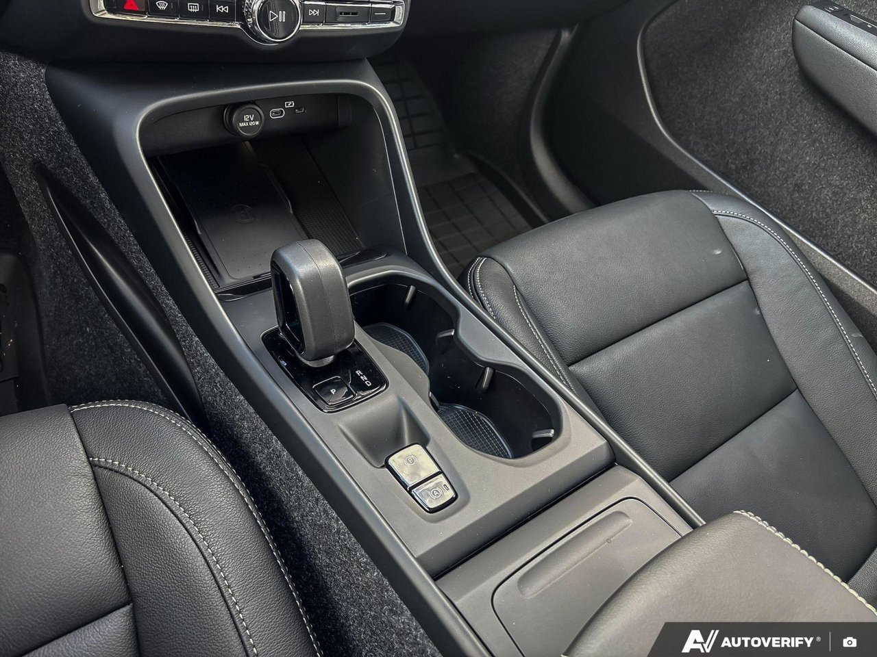 2026 Volvo XC40 Core Dark Theme-17