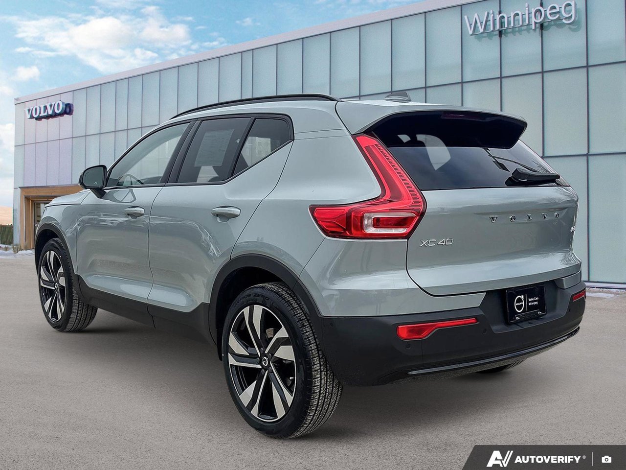 2026 Volvo XC40 Plus Dark Theme-2
