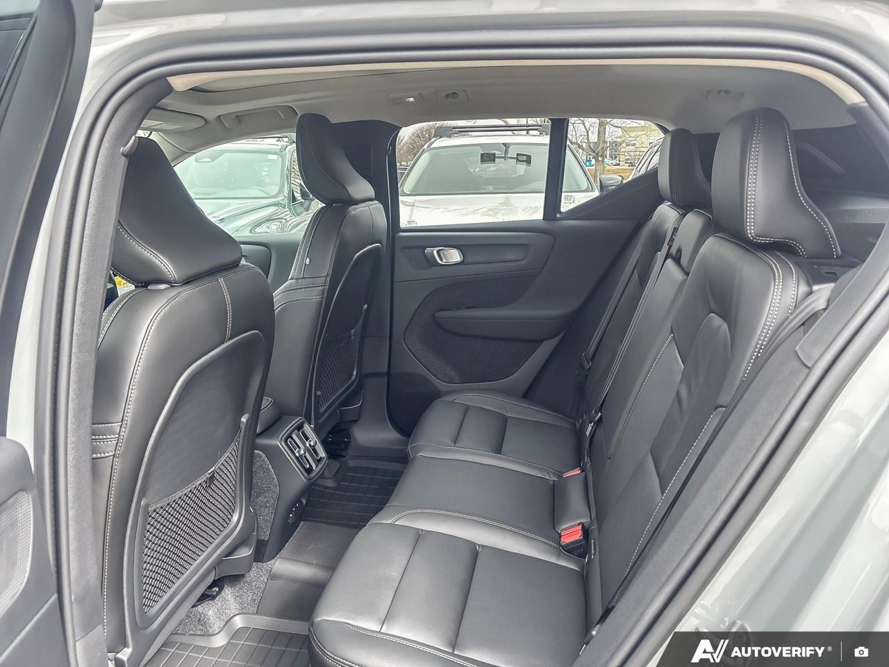 2026 Volvo XC40 Plus Dark Theme-22