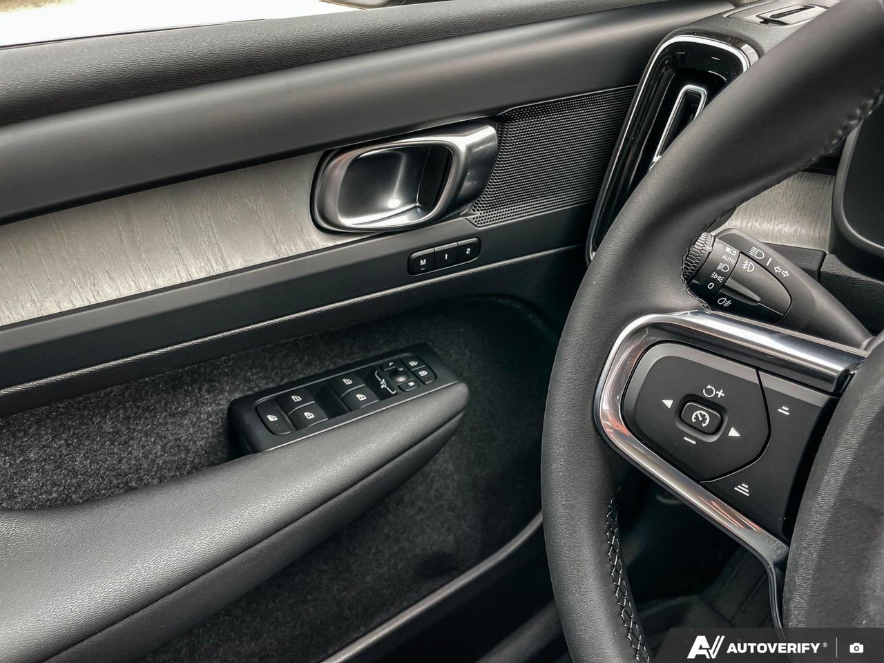 2026 Volvo XC40 Core Dark Theme-17