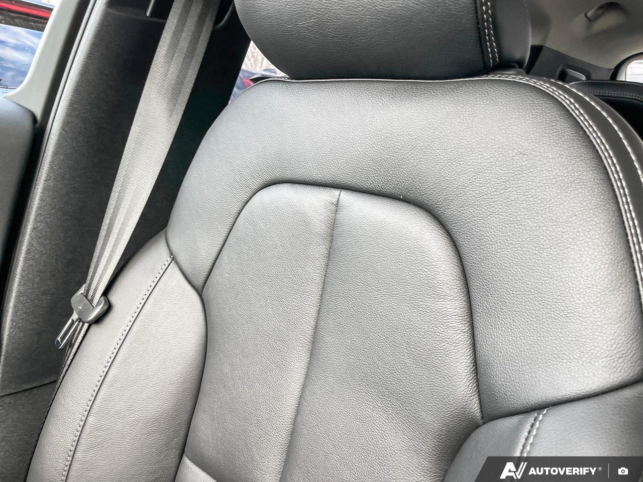 2026 Volvo XC40 Core Dark Theme-19