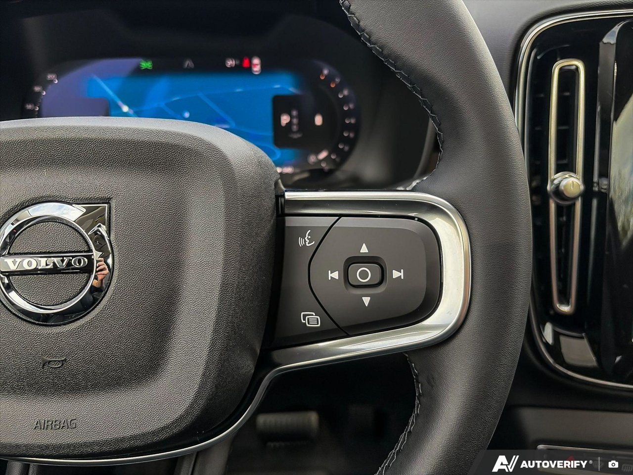 2026 Volvo XC40 Core Dark Theme-16