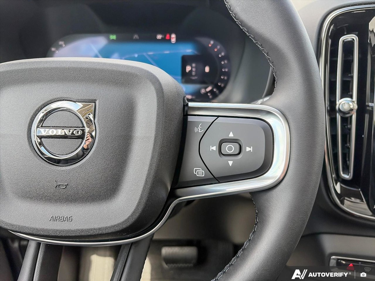 2026 Volvo XC40 Core Dark Theme-16