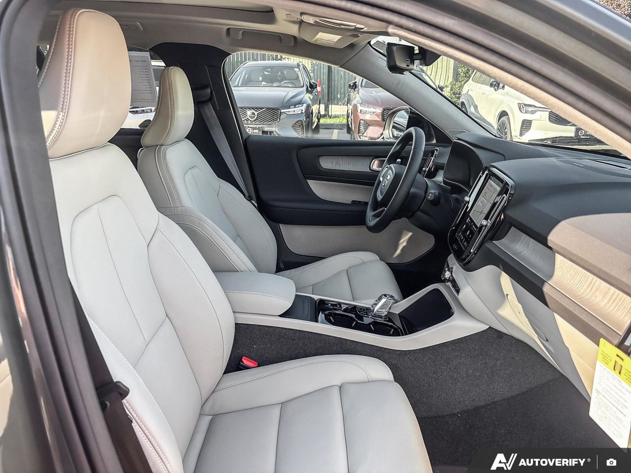 2026 Volvo XC40 Plus Dark Theme-22