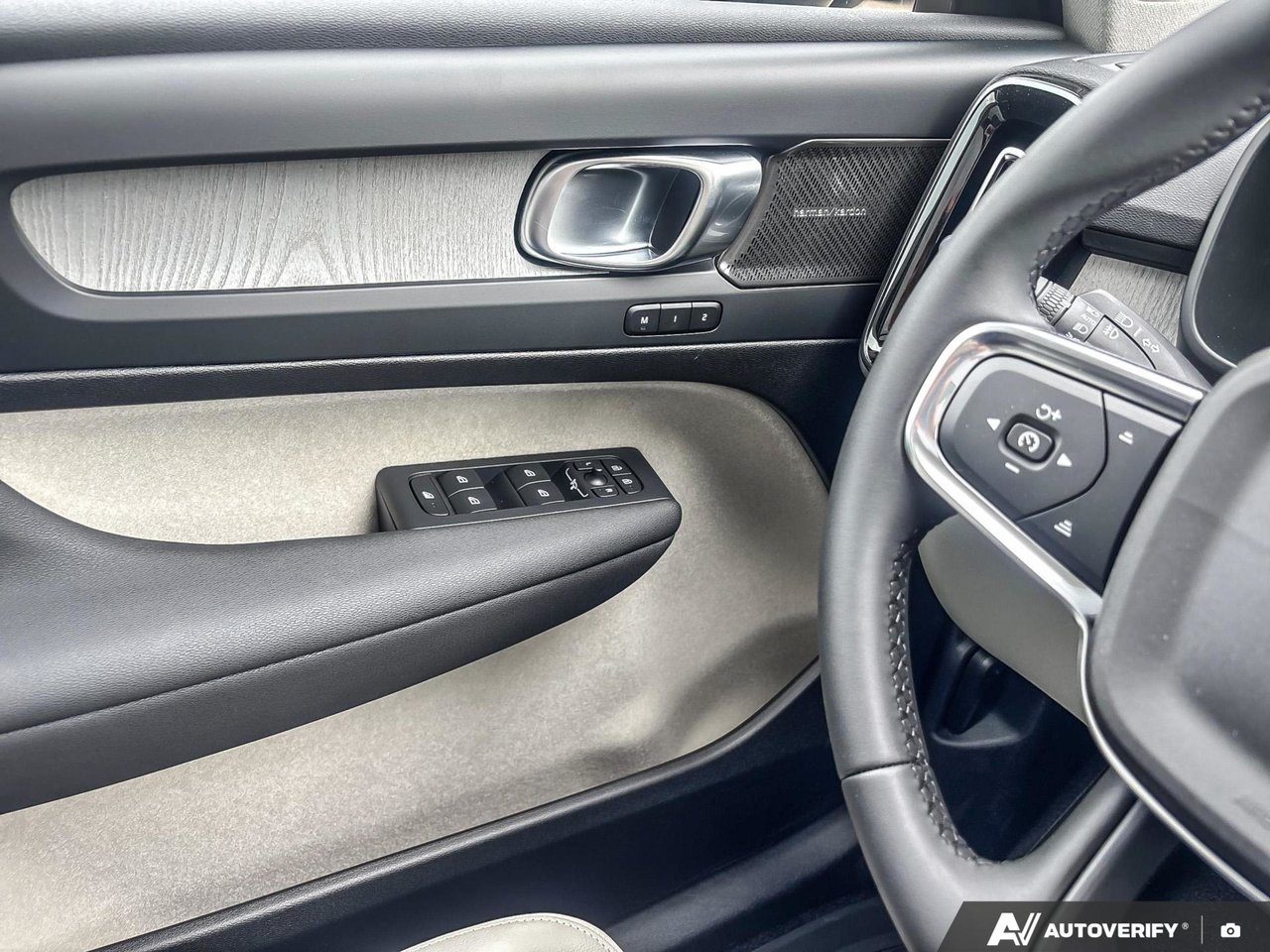 2026 Volvo XC40 Plus Dark Theme-16