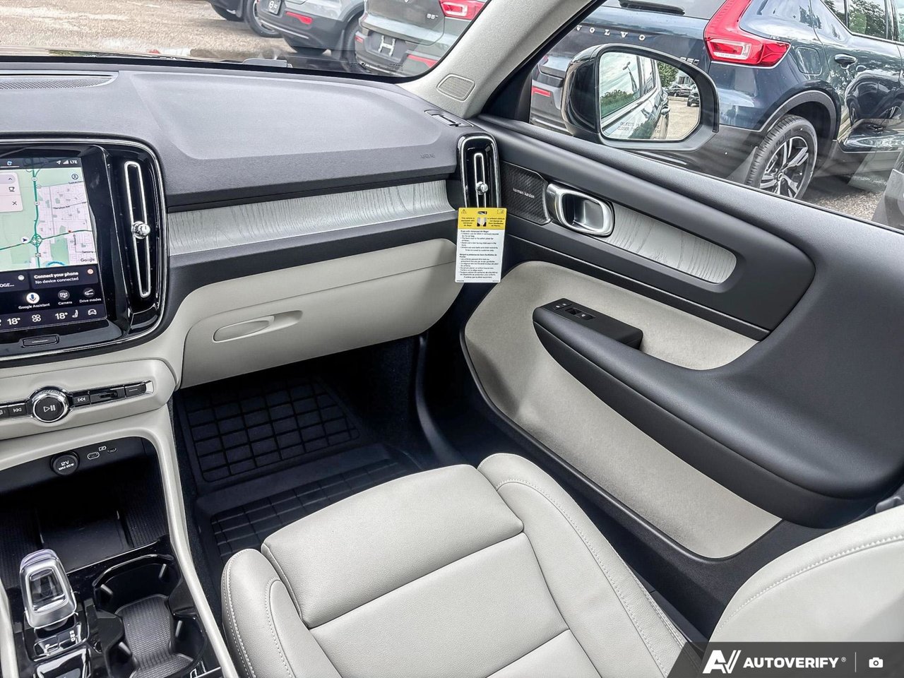 2026 Volvo XC40 Plus Dark Theme-24