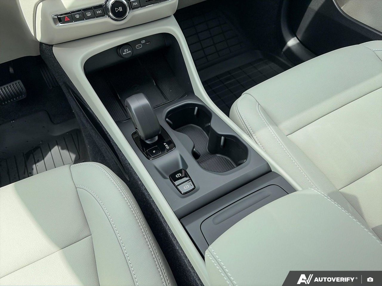 2026 Volvo XC40 Core Dark Theme-17