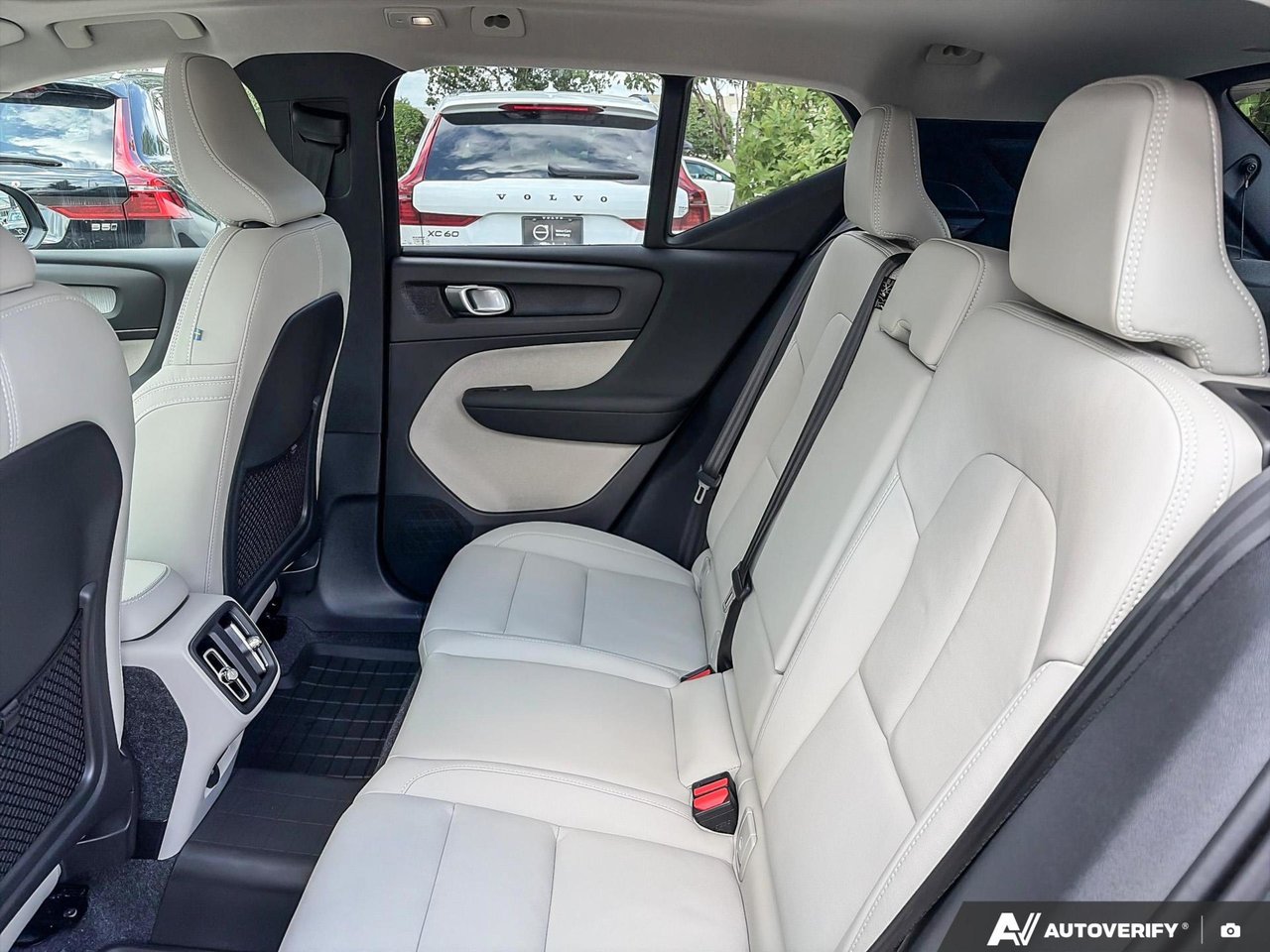 2026 Volvo XC40 Core Dark Theme-11