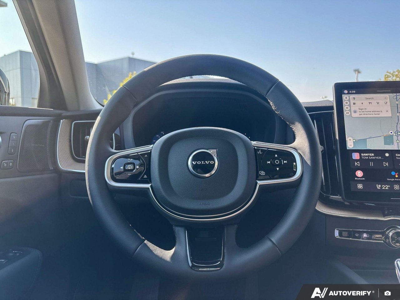 2026 Volvo XC60 Plug-In Hybrid Plus Dark Theme-14