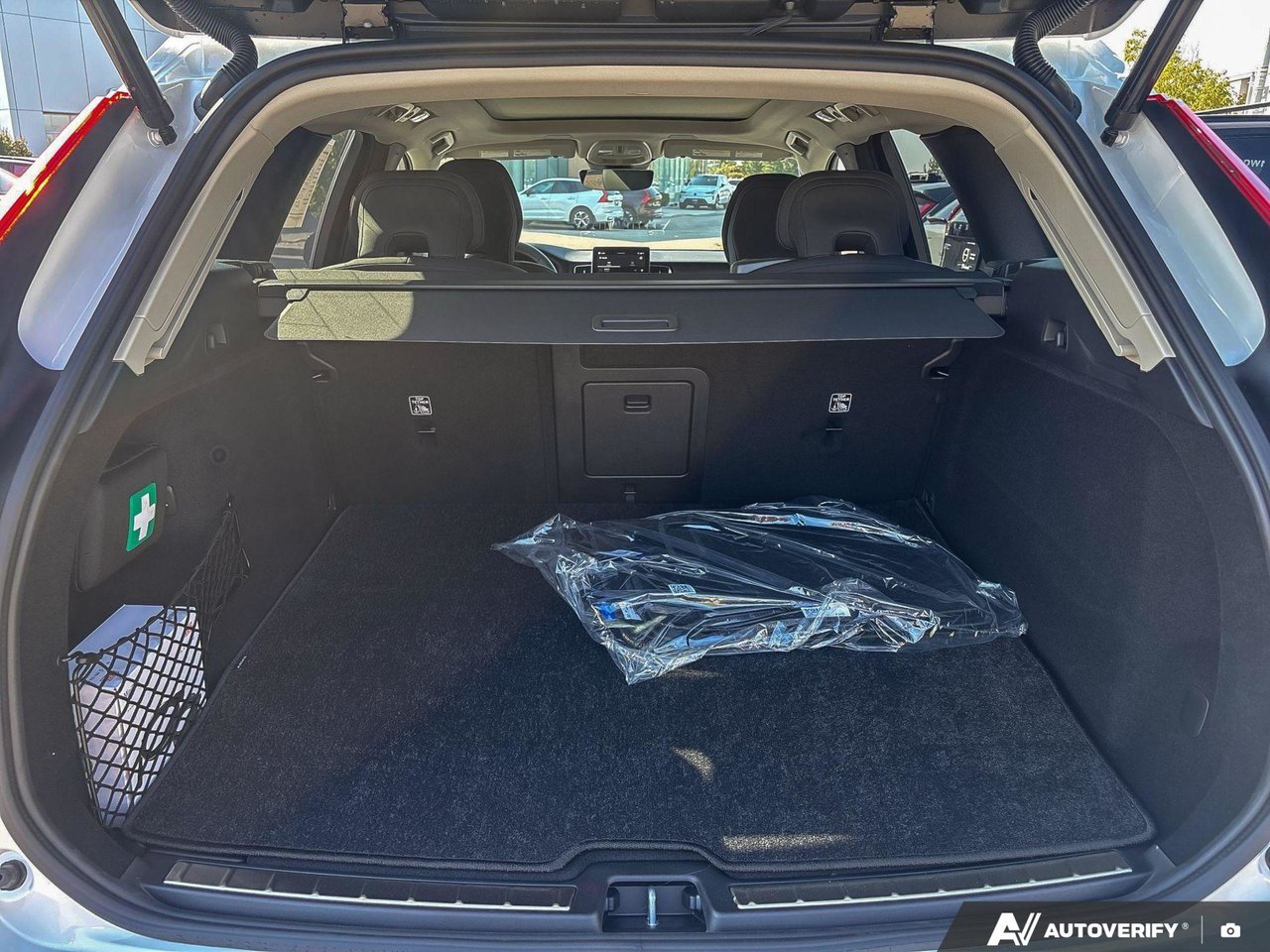 2026 Volvo XC60 Plug-In Hybrid Plus Dark Theme-8