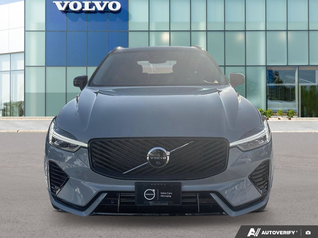 2026 Volvo XC60 Plug-In Hybrid Plus Dark Theme-5